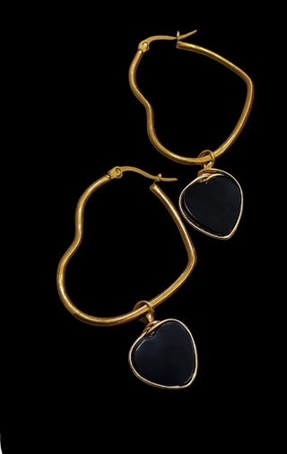 Pendientes corazón con corazón negro en alambrismo